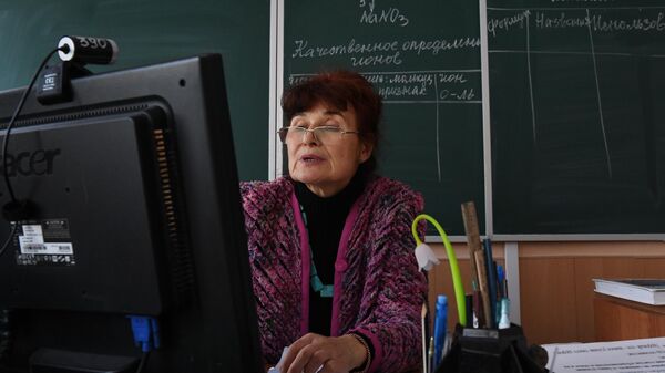 Учитель химии ведет дистанционный урок в гимназии №15 Новосибирска