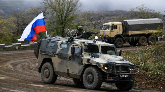 Сопровождение российскими миротворцами азербайджанской военной колонны