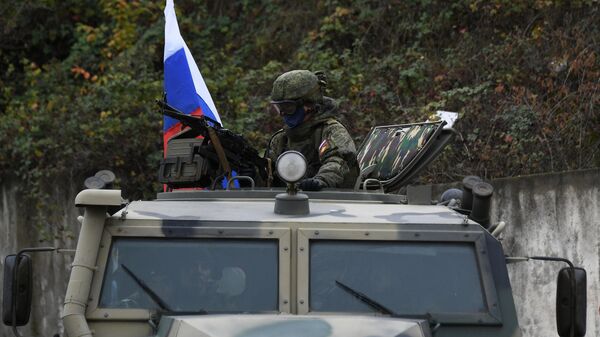 Российские миротворцы сопровождают азербайджанскую военную колонну из Шуши в сторону села Красный Базар