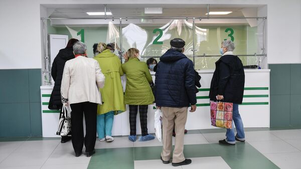 Люди в очереди в регистратуре городской поликлиники №7 в Симферополе
