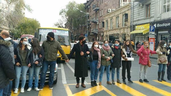 Протестующие перекрывают улицу в Ереване