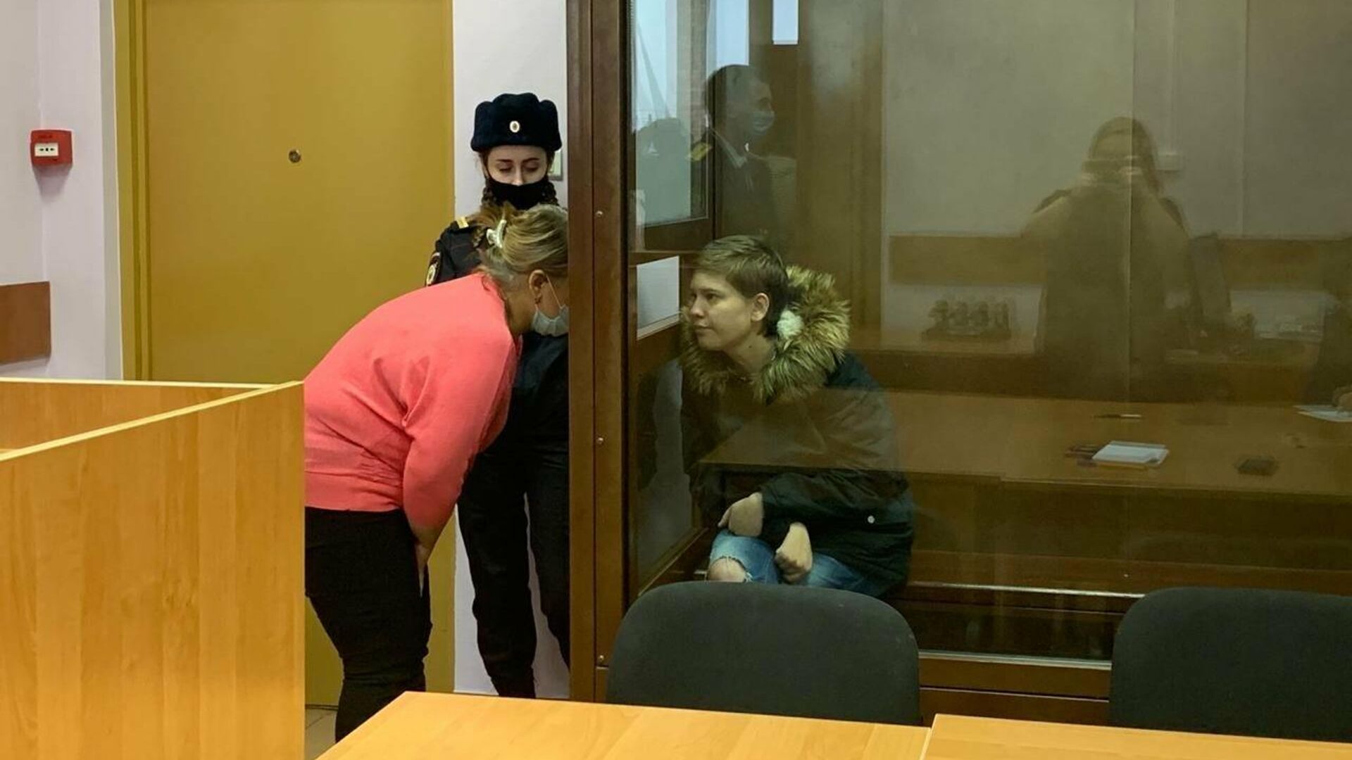 Суд над человеком. Арестованные девушки в суде. В Москве мать задушила двоих детей. Суд арестовал. Ребенок в суде.