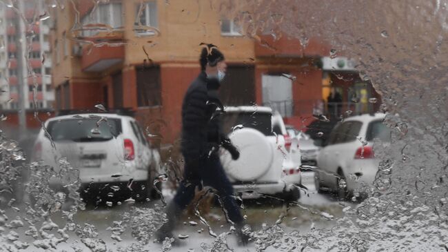 Вид через стекло автомобиля, которое покрыто тонким слоем льда после прошедшего ледяного дождя в Москве