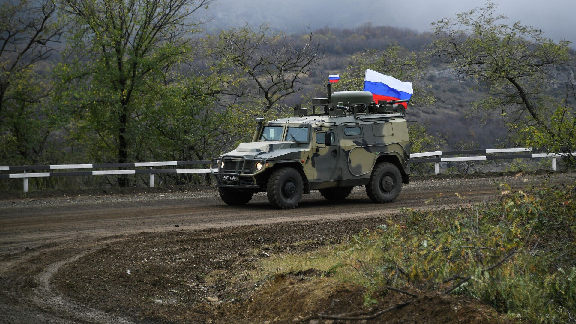 Российские миротворцы сопровождают азербайджанскую военную колонну из Шуши в сторону села Красный Базар - РИА Новости, 1920, 11.06.2021