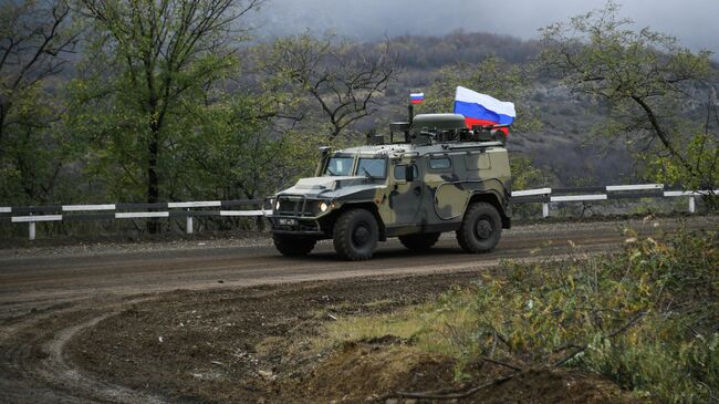 Российские миротворцы сопровождают азербайджанскую военную колонну из Шуши в сторону села Красный Базар