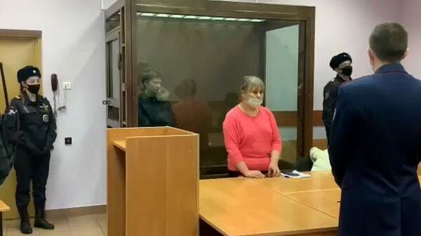 Мать задушенных в московской квартире детей арестовали. Кадры из зала суда
