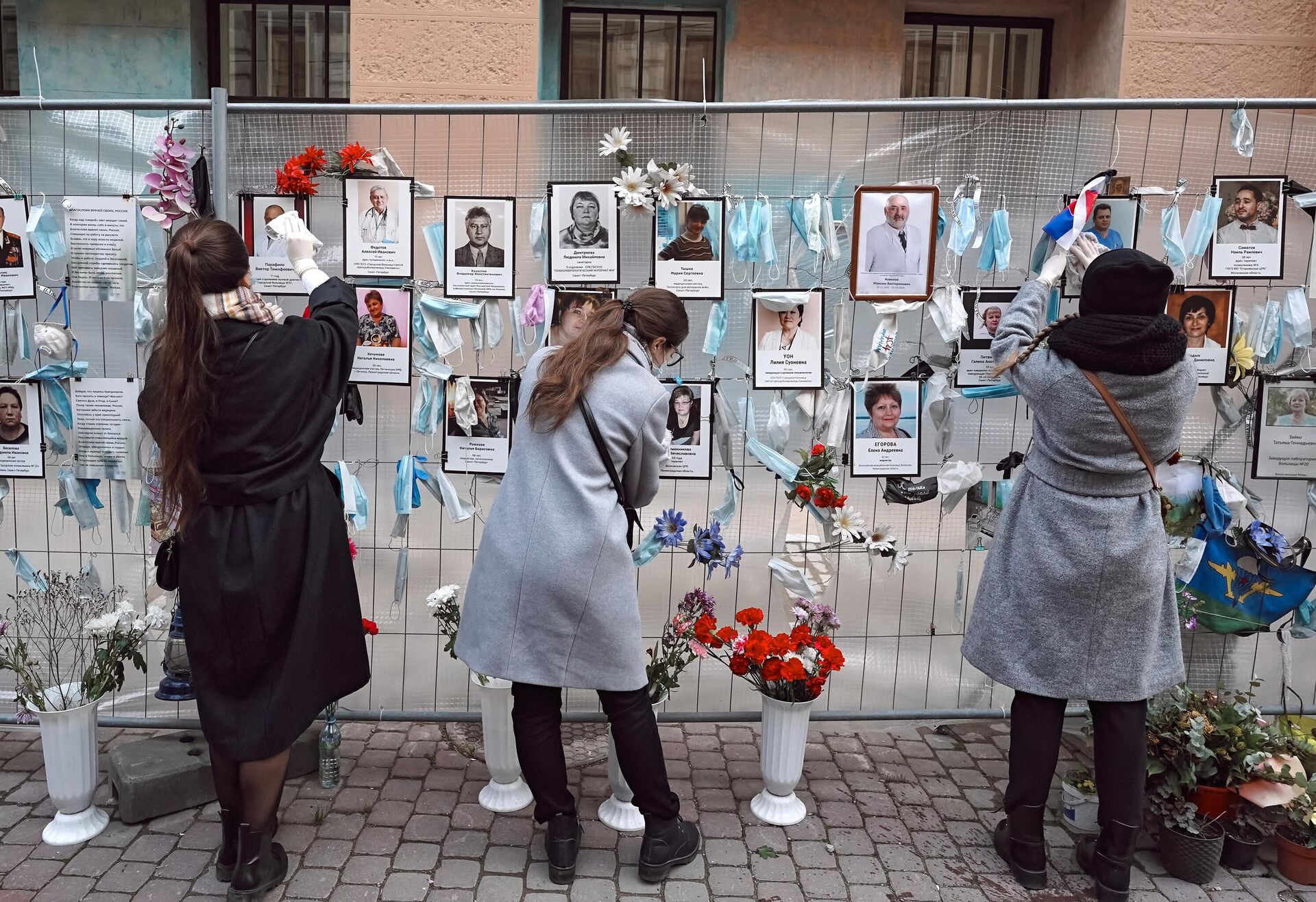 Демонтаж народной стены памяти с фотографиями медиков, умерших после заражения коронавирусом в Санкт-Петербурге - РИА Новости, 1920, 19.11.2020