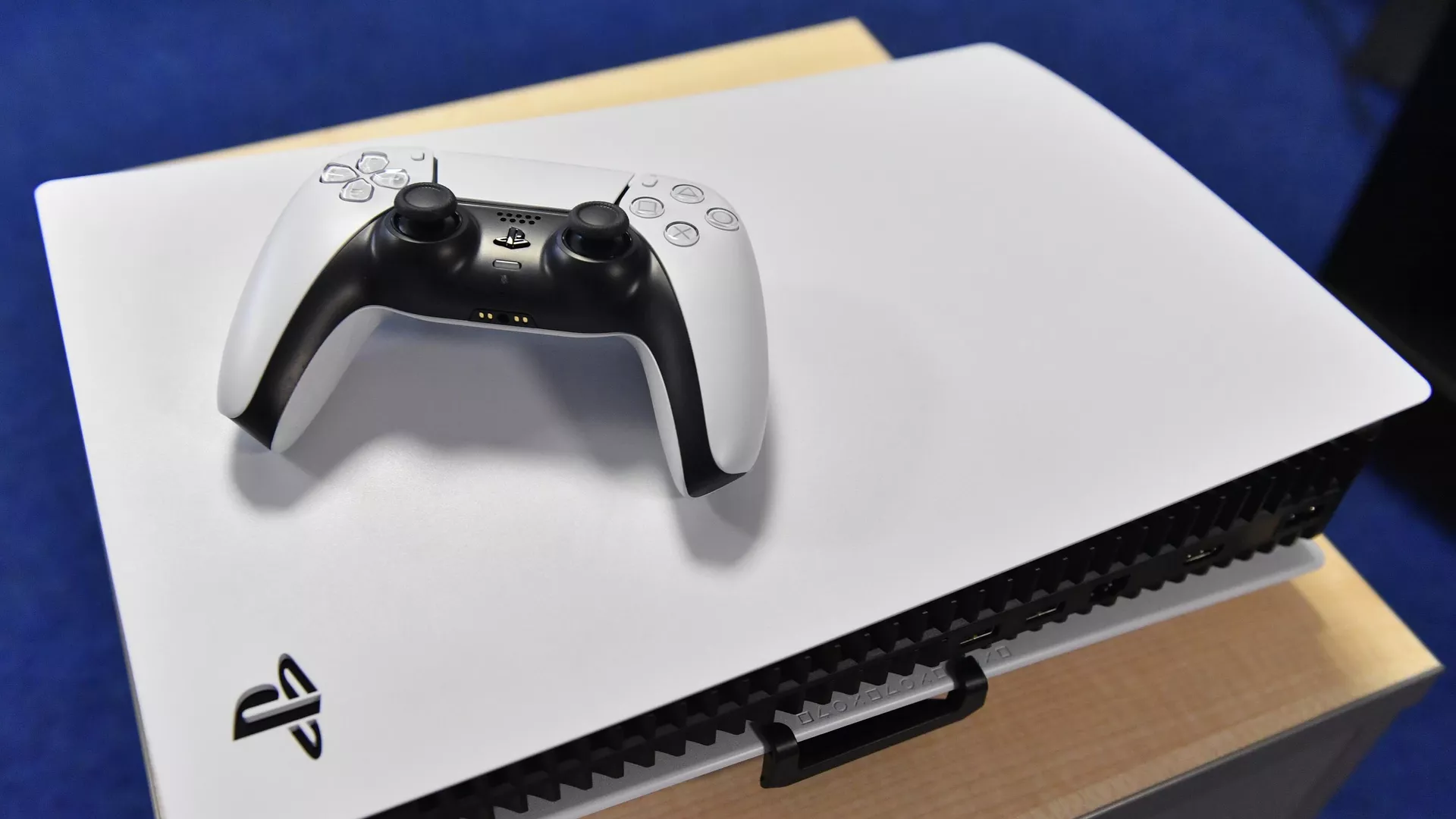 Sony PlayStation 5 с игровым контроллером - РИА Новости, 1920, 24.04.2025