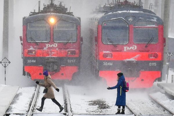 Электропоезда на остановочной платформе Обское море в Новосибирске