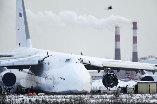 Грузовой самолет Ан-124, выкатившийся за взлётно-посадочную полосу, в новосибирском международном аэропорту Толмачево