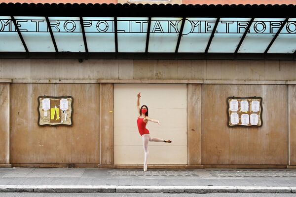 Танцовщица выступает на улице Виа дель Корсо в Риме