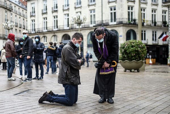 Католический священник слушает исповедь верующего в Нанте, Франция
