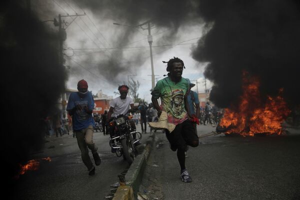 Участники акции протеста в Порт-о-Пренсе, требующие отставки президента Гаити Жовенеля Моиза