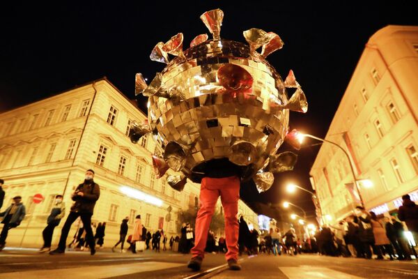 Мужчина в костюме коронавируса во время празднования 31-й годовщины Бархатной революции в Праге