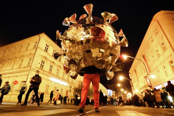 Мужчина в костюме коронавируса во время празднования 31-й годовщины Бархатной революции в Праге Мужчина в костюме коронавируса во время празднования 31-й годовщины Бархатной революции в Праге