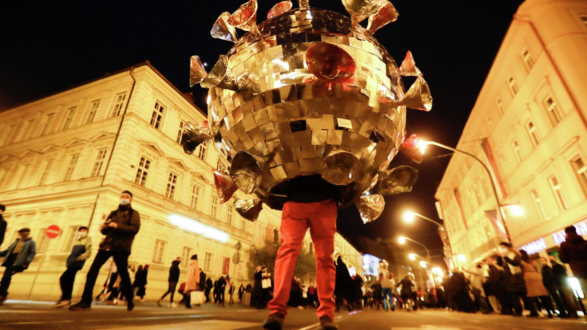 Мужчина в костюме коронавируса во время празднования 31-й годовщины Бархатной революции в Праге - РИА Новости, 1920, 20.11.2020