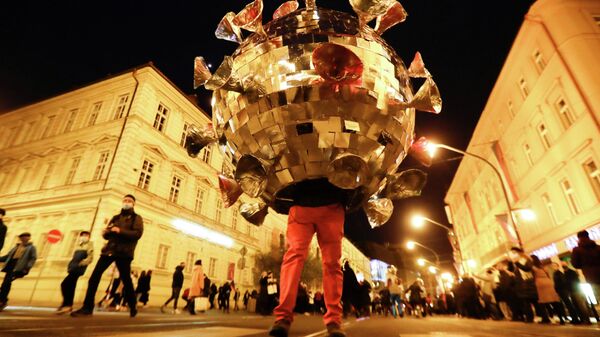 Мужчина в костюме коронавируса во время празднования 31-й годовщины Бархатной революции в Праге