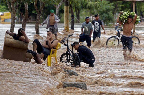Затопленная улица в Эль-Прогресо в Гондурасе 