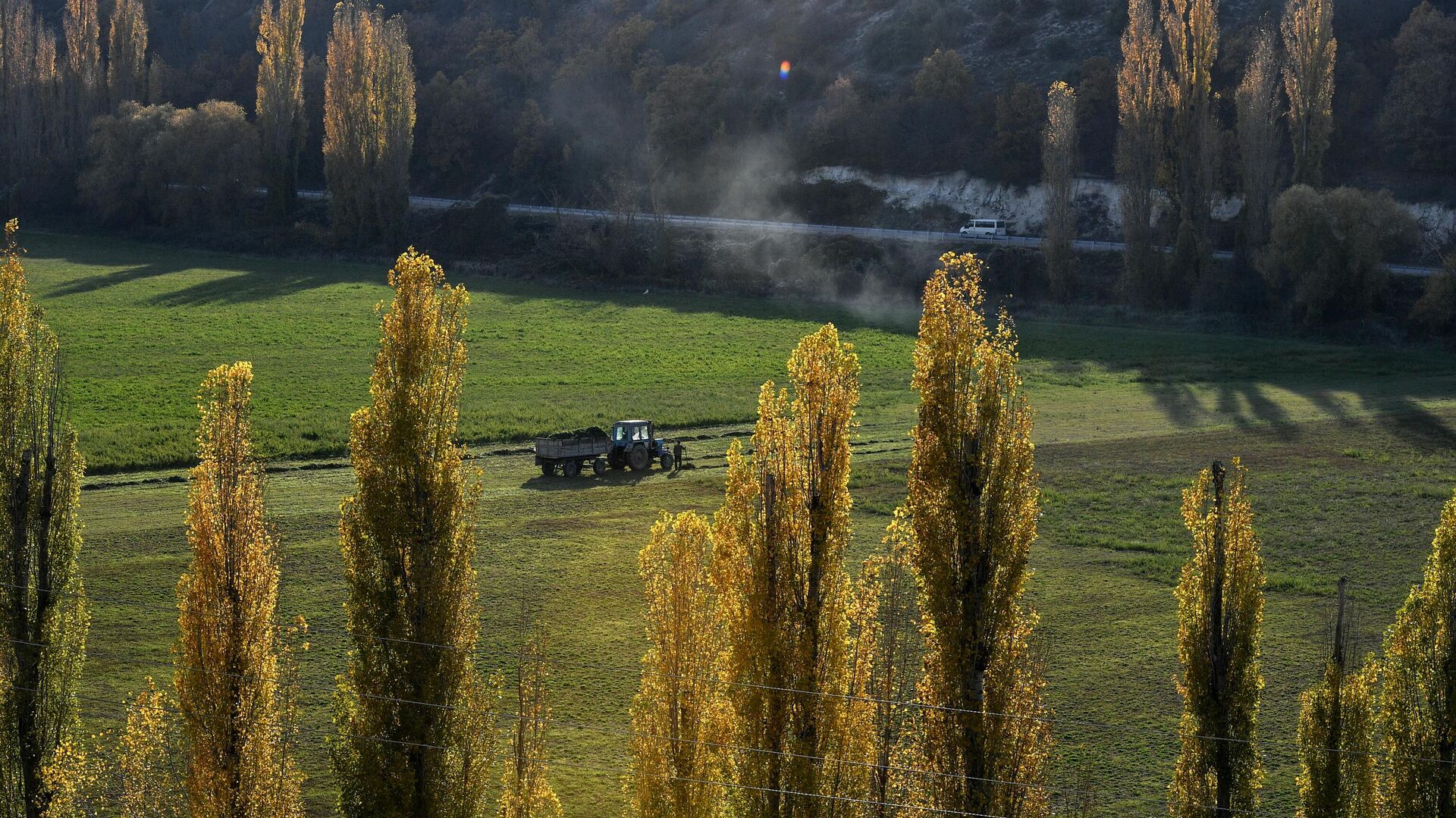 Трактор едет по полю в Бахчисарайском районе Республики Крым - РИА Новости, 1920, 07.05.2022