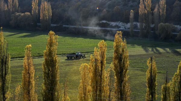 Трактор едет по полю в Бахчисарайском районе Республики Крым