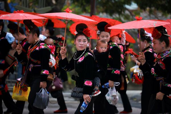 Женщины народности Мяо на параде в Лэйшане, Китай 