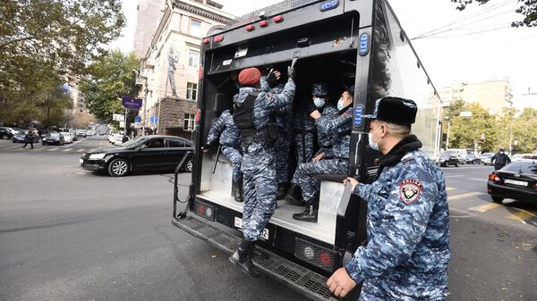 Сотрудники полиции на месте проведения акции протеста оппозиции в центре Еревана