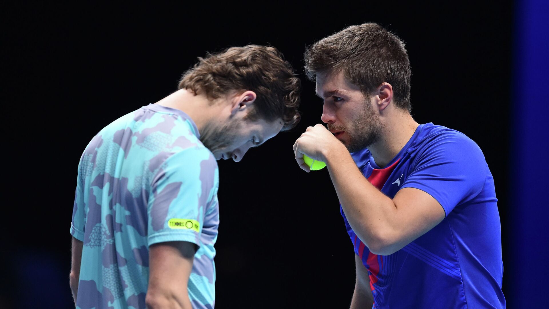 Croatia's Nikola Mektic (R) speaks with Netherlands' Wesley Koolhof (L) as they play against Poland's Lukas Kubot and Brazil's Marcelo Melo in their men's doubles round-robin match on day five of the ATP World Tour Finals tennis tournament at the O2 Arena in London on November 19, 2020. (Photo by Glyn KIRK / AFP) - РИА Новости, 1920, 19.11.2020