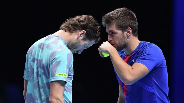 Croatia's Nikola Mektic (R) speaks with Netherlands' Wesley Koolhof (L) as they play against Poland's Lukas Kubot and Brazil's Marcelo Melo in their men's doubles round-robin match on day five of the ATP World Tour Finals tennis tournament at the O2 Arena in London on November 19, 2020. (Photo by Glyn KIRK / AFP)