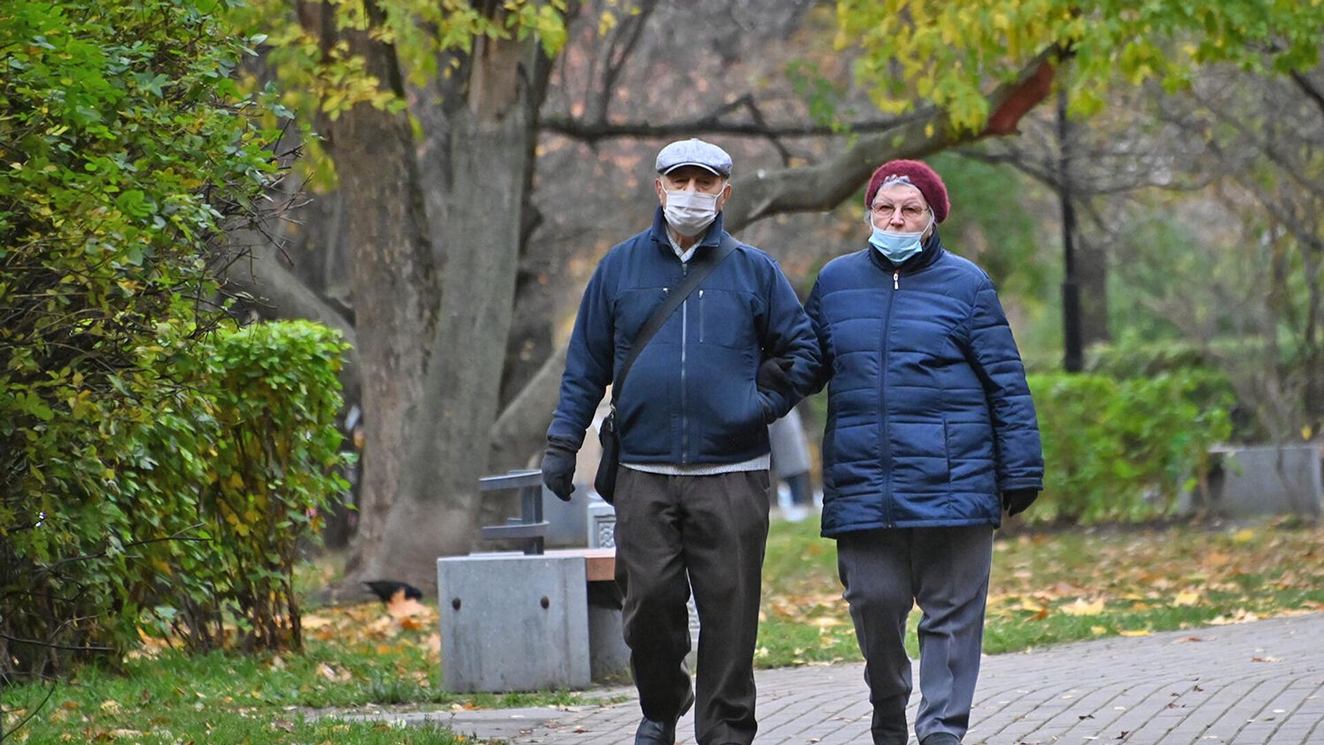Пожилые люди в защитных масках на улице - РИА Новости, 1920, 05.12.2020