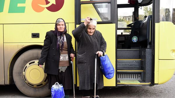 Беженцы из Нагорного Карабаха на автовокзале в Ереване