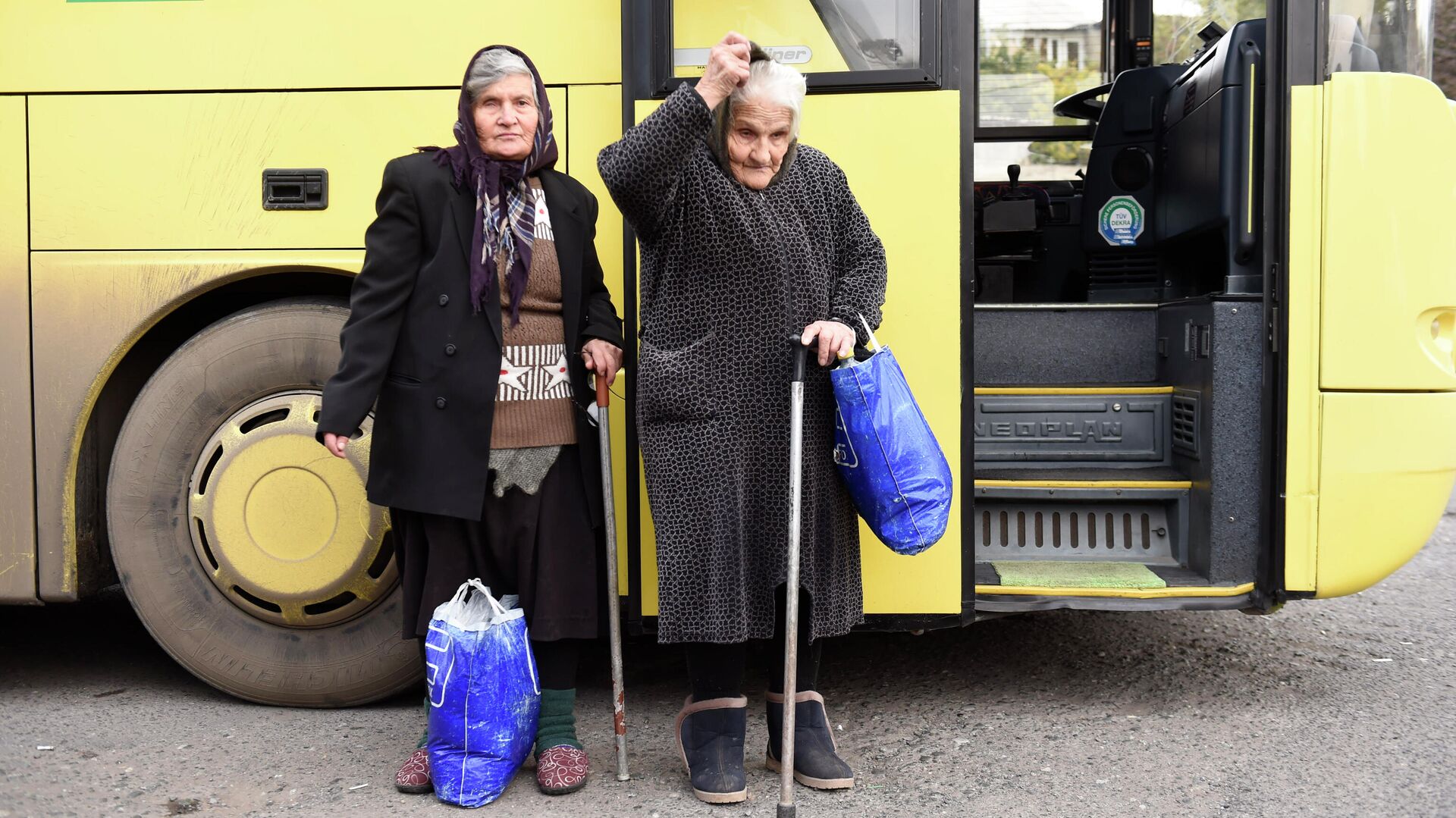 Беженцы из Нагорного Карабаха на автовокзале в Ереване - РИА Новости, 1920, 22.11.2020