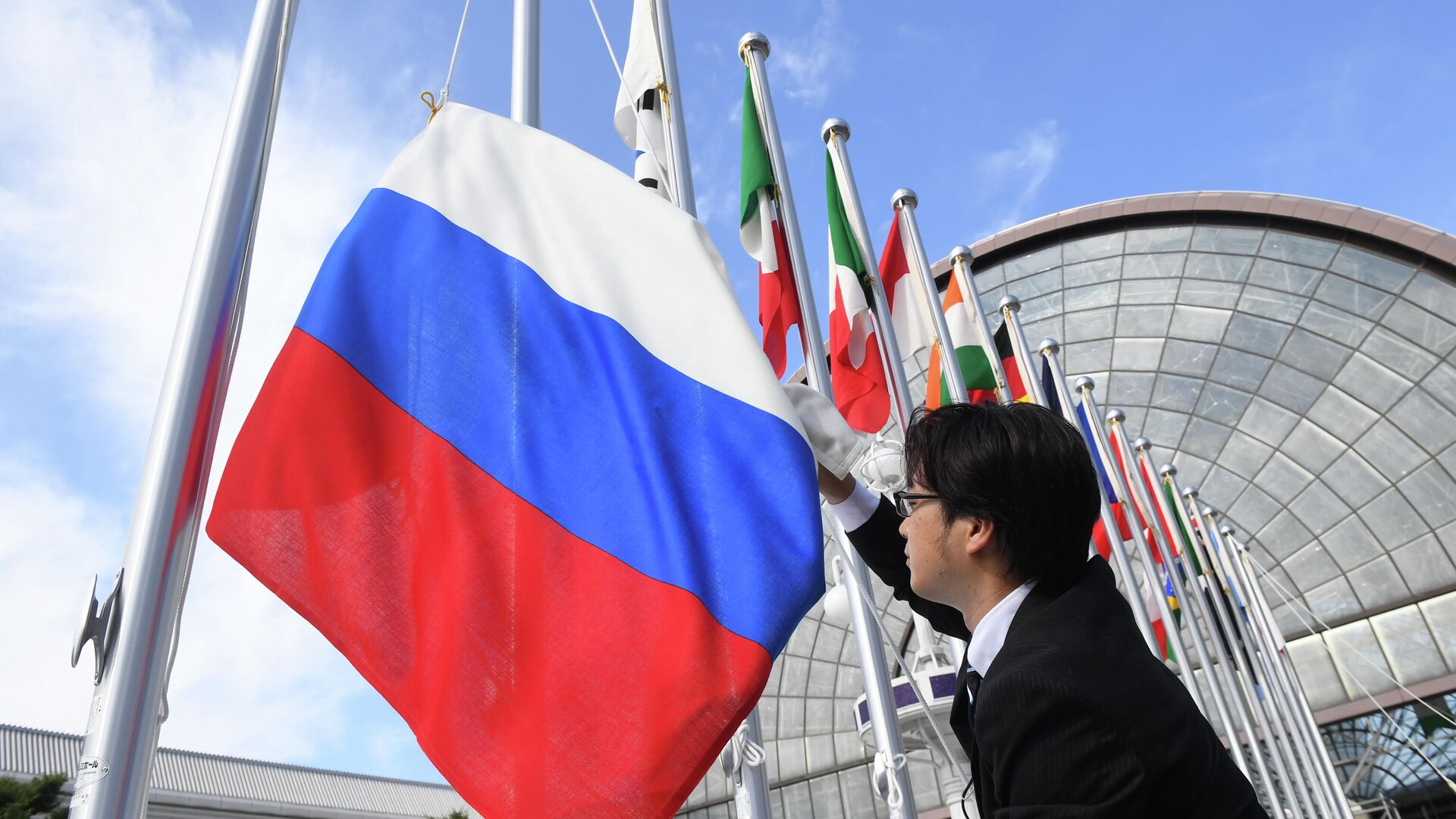 Вывешивание флага России перед саммитом Группы двадцати - РИА Новости, 1920, 09.09.2021