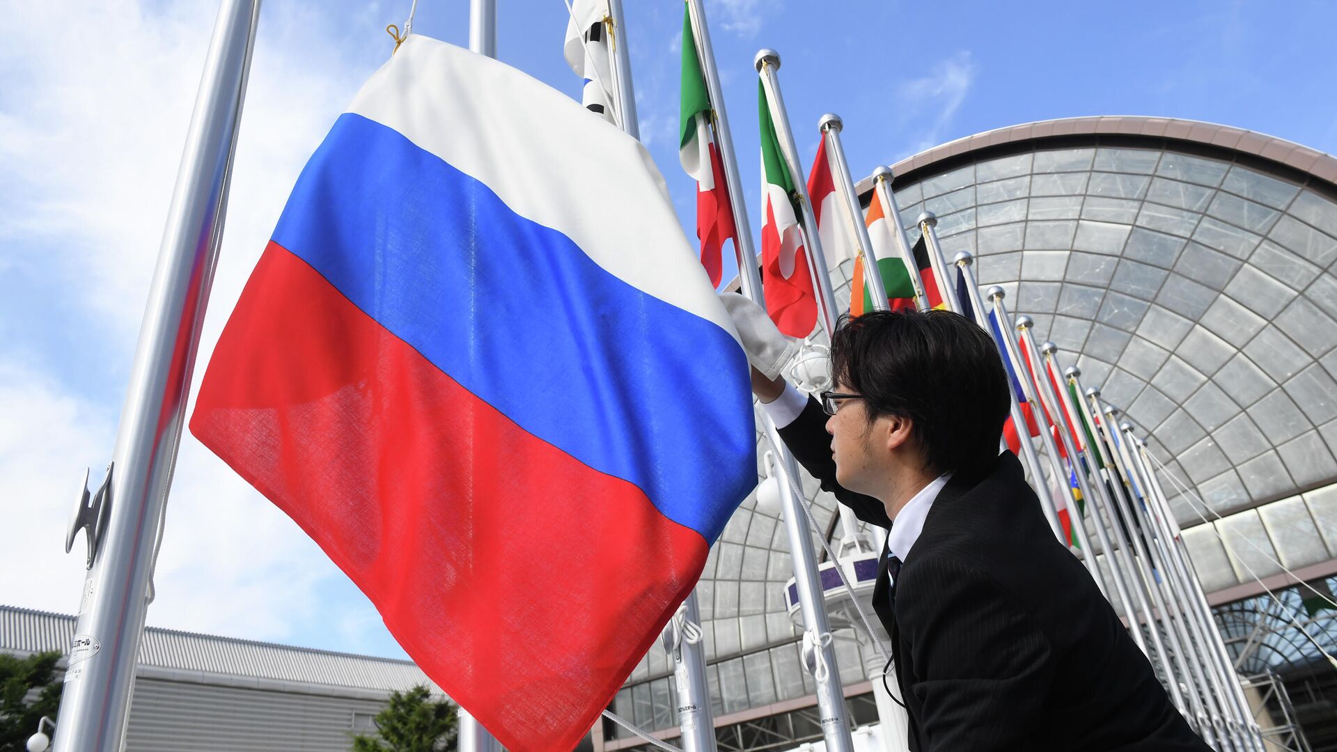 Вывешивание флага России перед саммитом Группы двадцати - РИА Новости, 1920, 09.09.2021