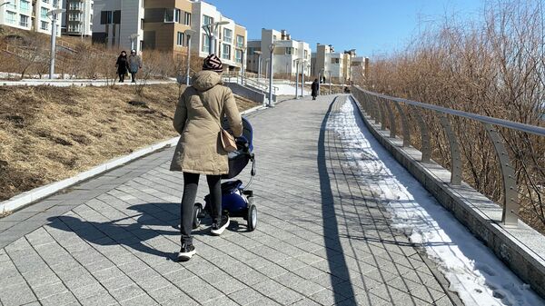 Женщина с коляской во Владивостоке