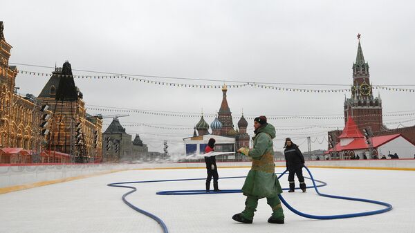 Рабочие заливают ГУМ-Каток на Красной площади в Москве