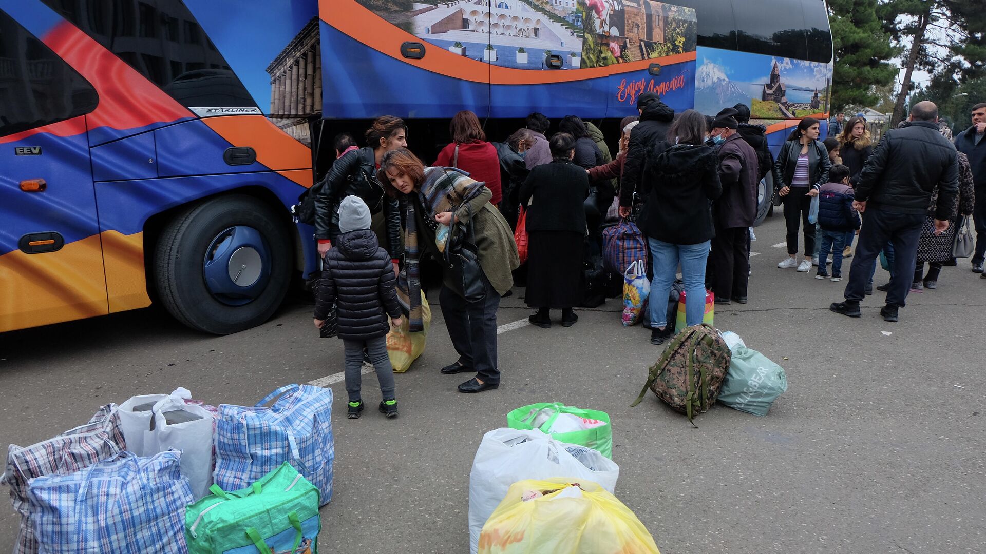 Беженцы из Нагорного Карабаха возвращаются в Степанакерт из Армении - РИА Новости, 1920, 24.12.2020