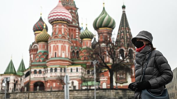 Женщина в защитной маске в Москве