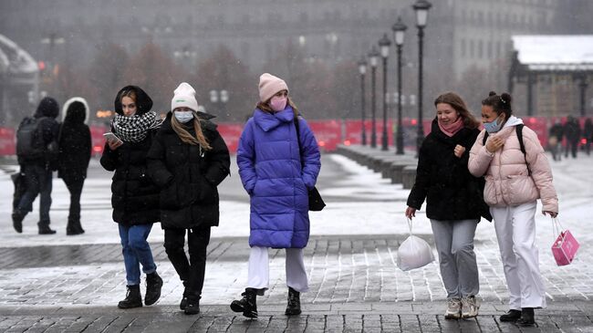 Прохожие на одной из улиц в Москве