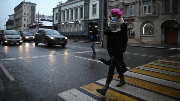 Девушка в защитной маске на улице в Москве