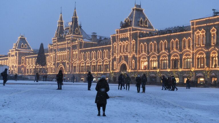 Прохожие во время снегопада на Красной площади в Москве