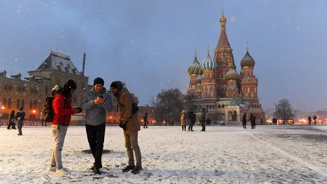 Прохожие на Красной площади в Москве