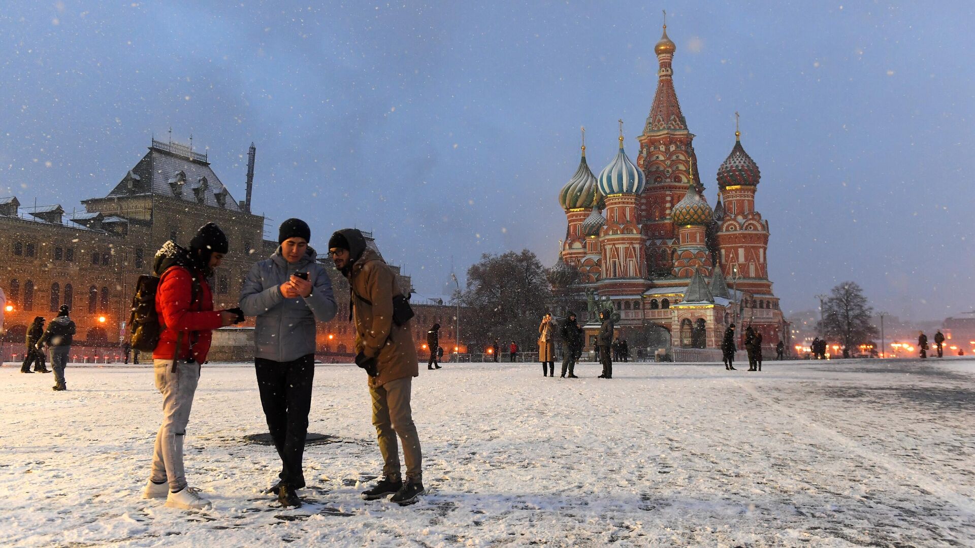 Почему стоит посетить россию. Красная площадь зима. Снегопад в Москве. Снегопад на красной площади. Красная площадь новый год.