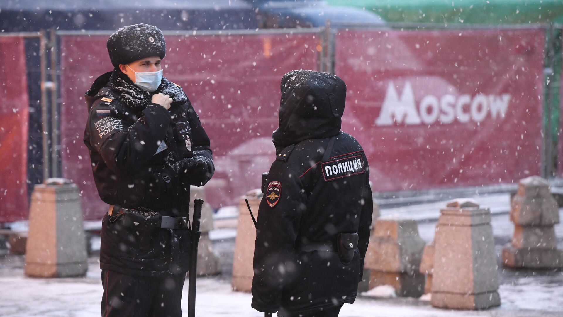 Сотрудники туристической полиции на одной из улиц в Москве - РИА Новости, 1920, 16.03.2021