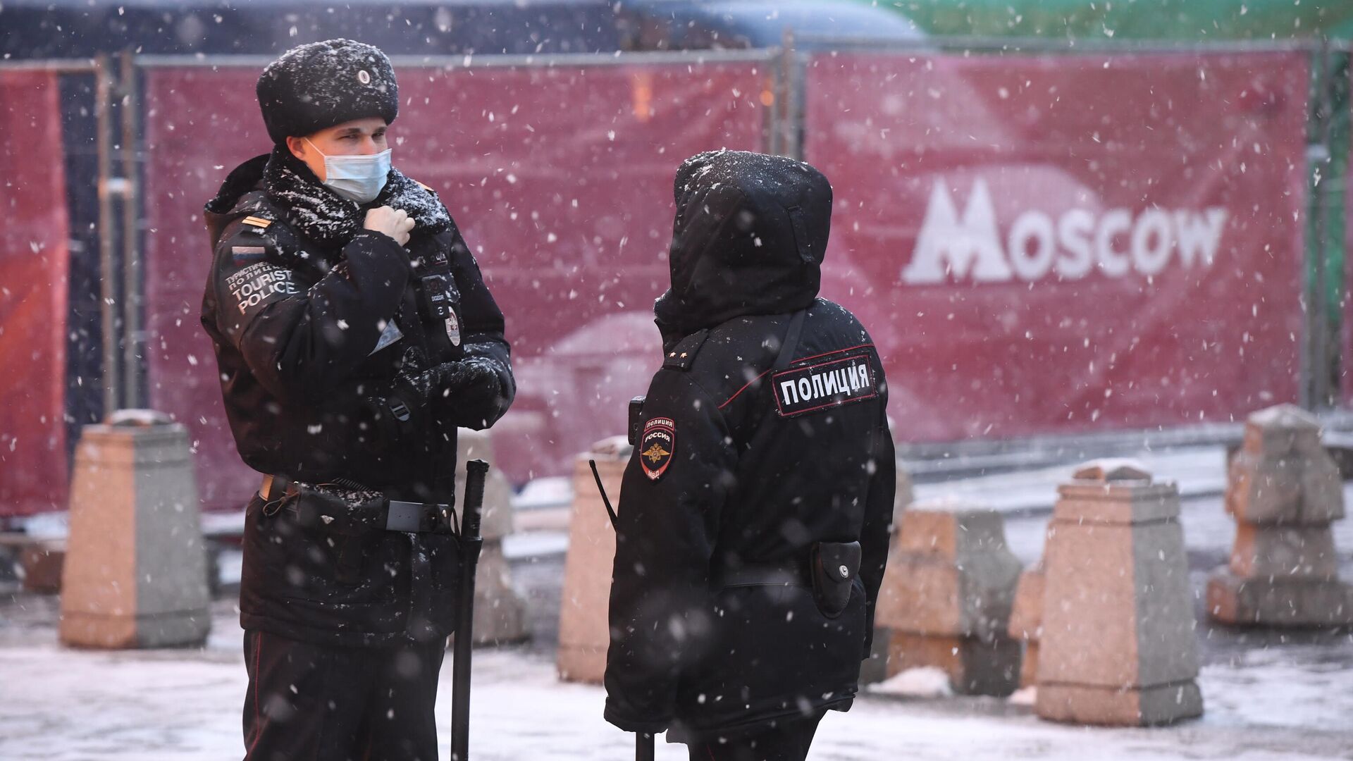 Сотрудники туристической полиции на одной из улиц в Москве - РИА Новости, 1920, 16.03.2021