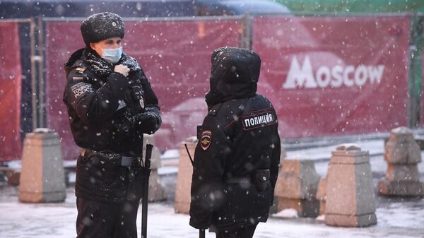Сотрудники туристической полиции на одной из улиц в Москве