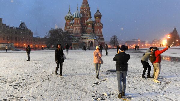Прохожие на Красной площади в Москве