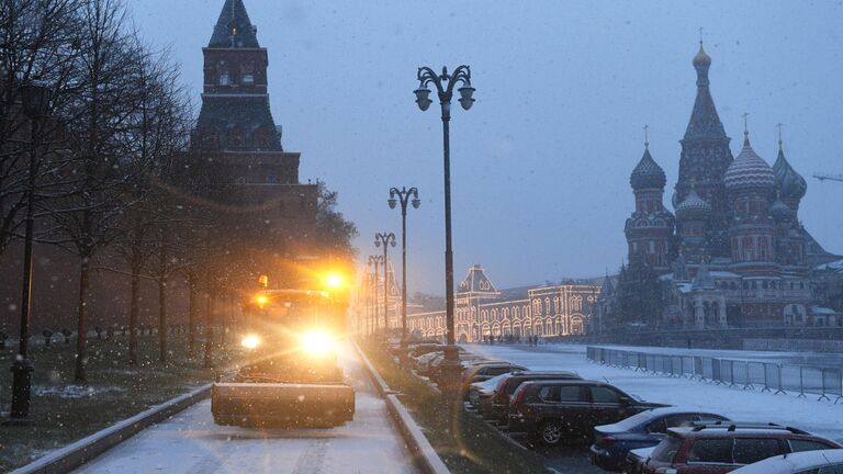 Уборочная машина на Васильевском спуске в Москве