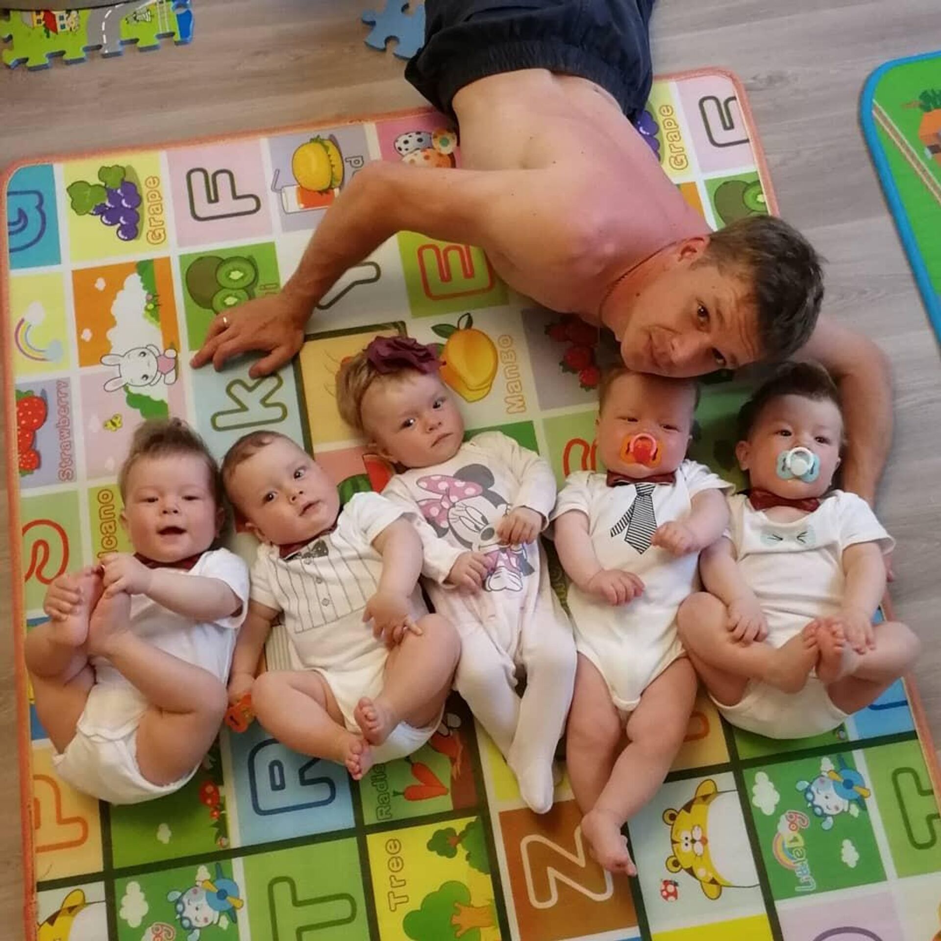 Рождение 5 детей в россии. Пятерняшки дети. Женщина с пятью детьми. Семья Меркуловых пятерняшки.