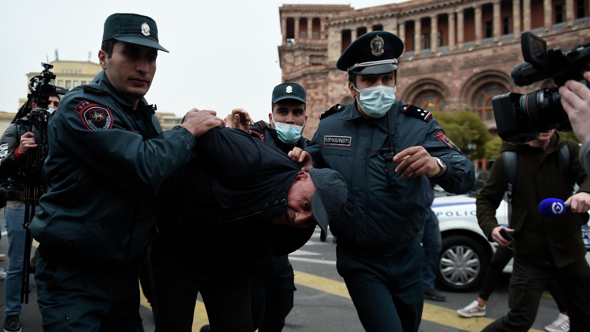 Сотрудники правоохранительных органов задерживают участника акции протеста в Ереване - РИА Новости, 1920, 20.11.2020