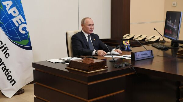 Президент РФ Владимир Путин принимает участие в режиме видеоконференции во встрече лидеров экономик форума АТЭС